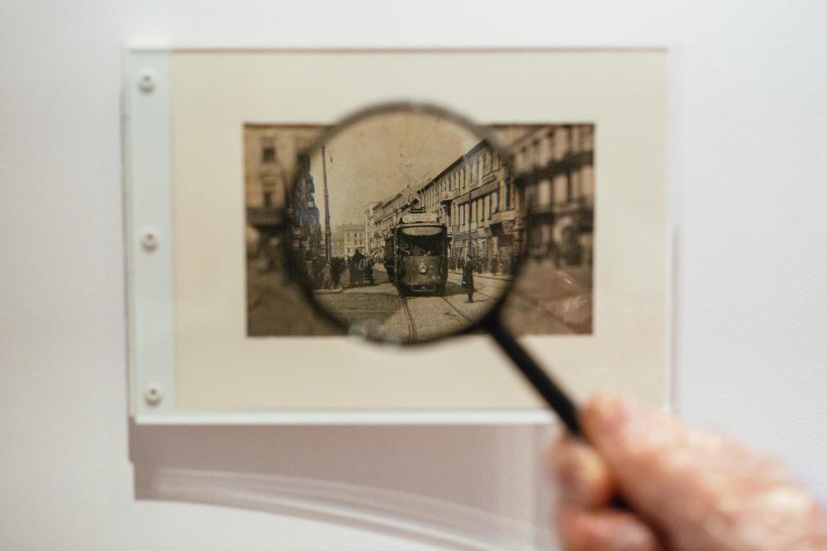 czarno-białe zdjęcie Muranowa widziane przez lupę powiększającą
