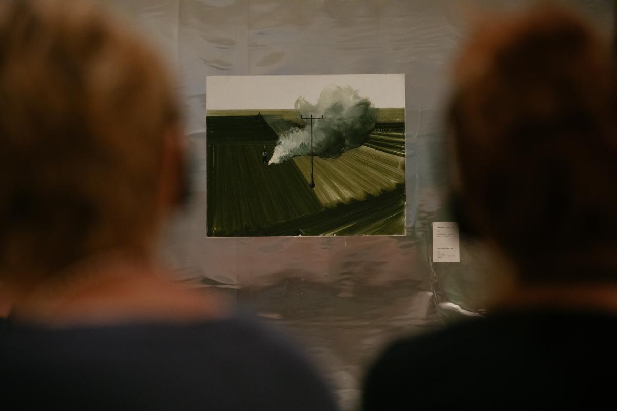 Na obrazie widzimy kadr, w którym widoczne są osoby oglądające obraz, będący elementem ekspozycji muzealnej.