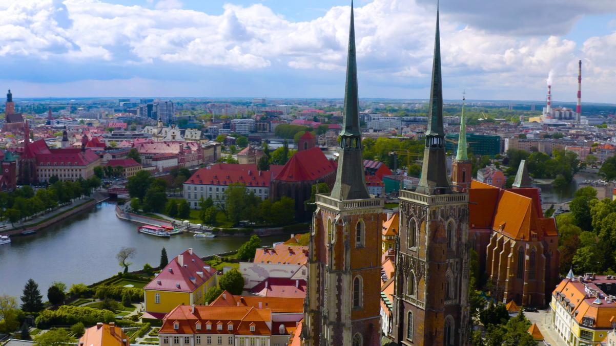 Panorama Wrocławia - dwie strzeliste wieże kościoła (Ostrów Tumski), kamieniczki, Odrę.