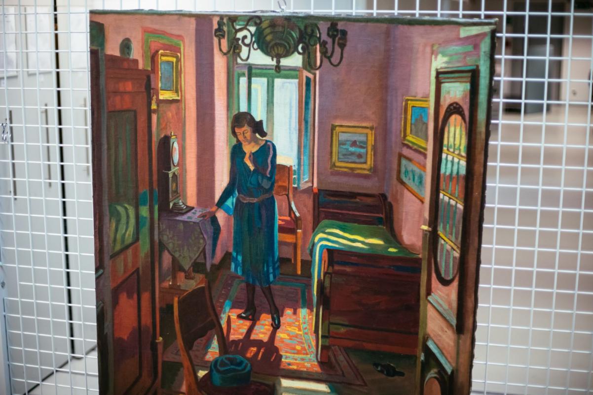 Obraz Abrahama Neumanna "Dziewczyna w pokoju" wisi na kratce w magazynie Muzeum POLIN.