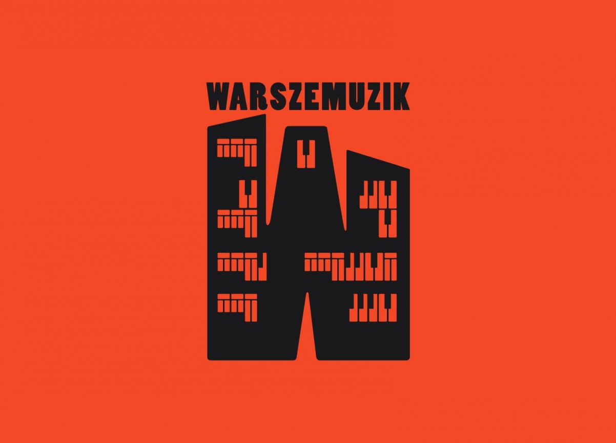Na pomarańczowym tle logo: napis WarszeMuzik, pod spodem duża litera W, która wygląda jak kamienice warszawskie