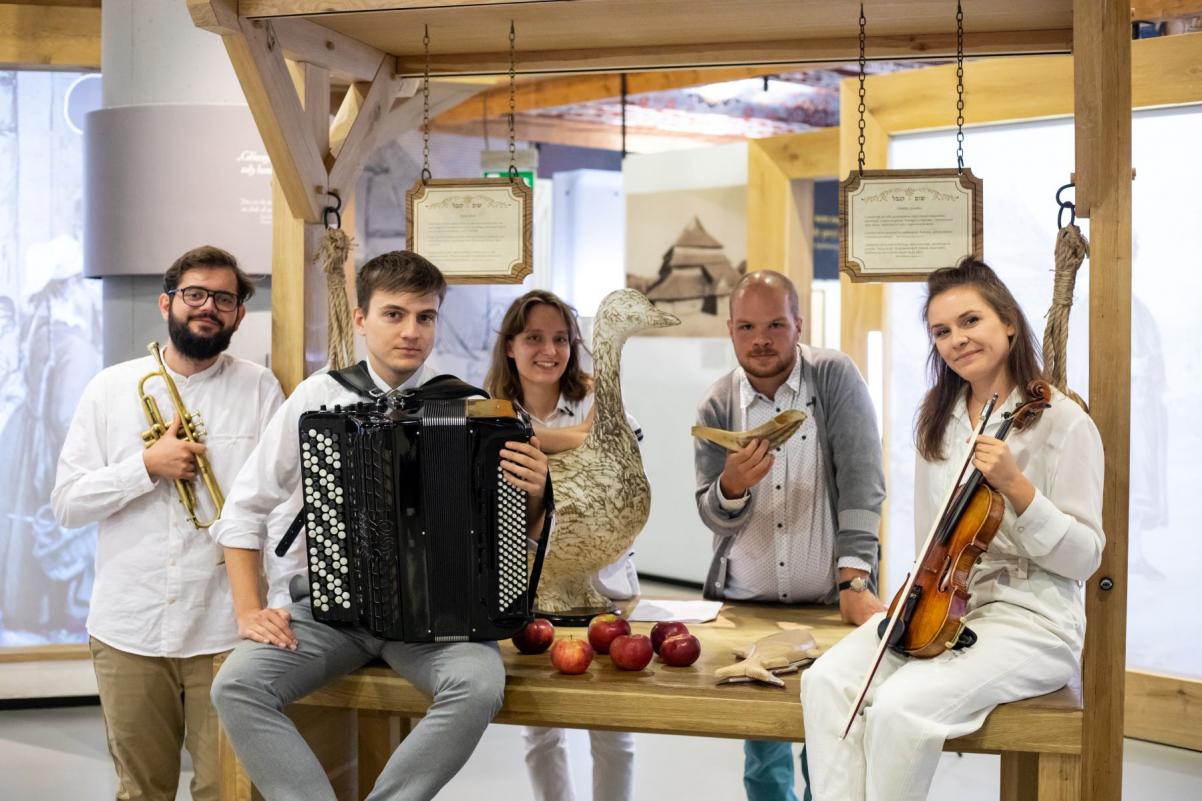 Grupa muzyków z instrumentami na wystawie stałej w Muzeum POLIN.