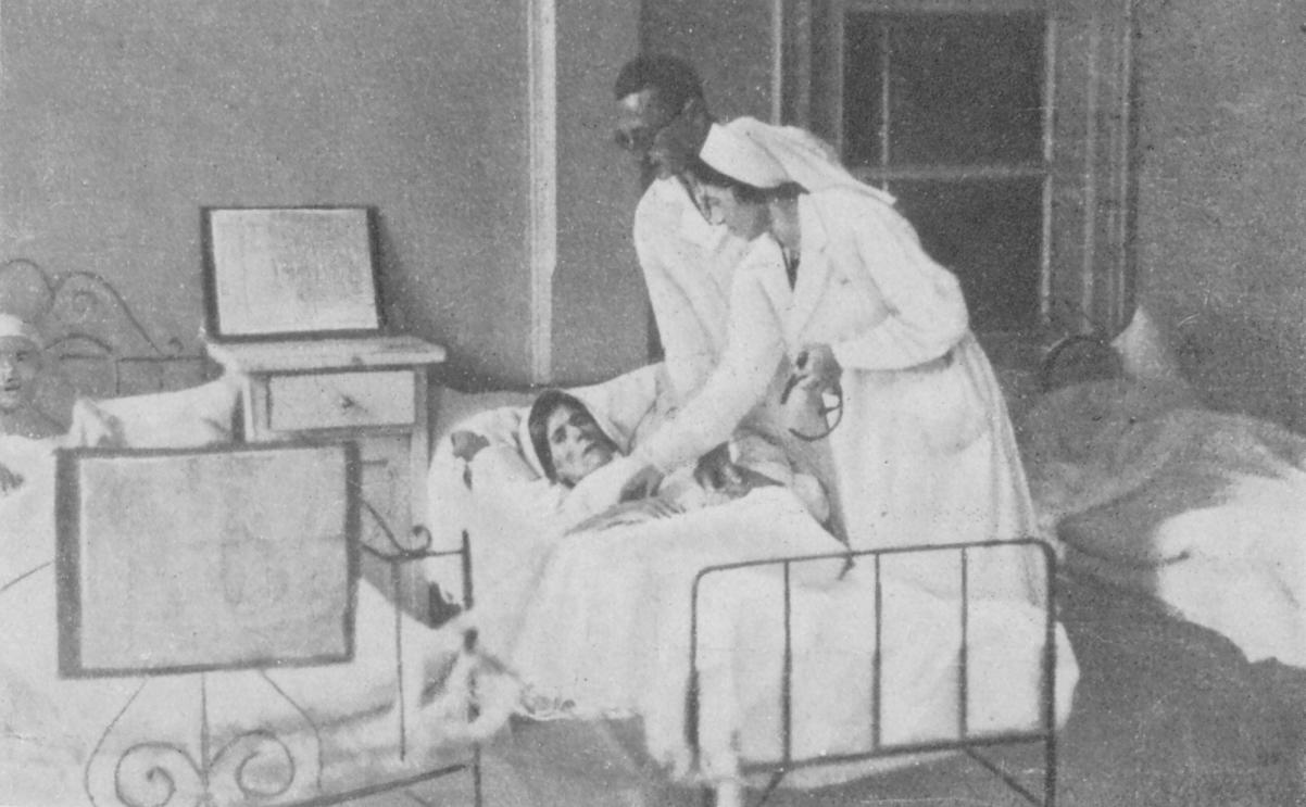 Szpital. Na łóżku leży wychudzona kobieta. Przy niej stoją lekarz z pielęgniarką. Zdjęcie jest czarno-białe.