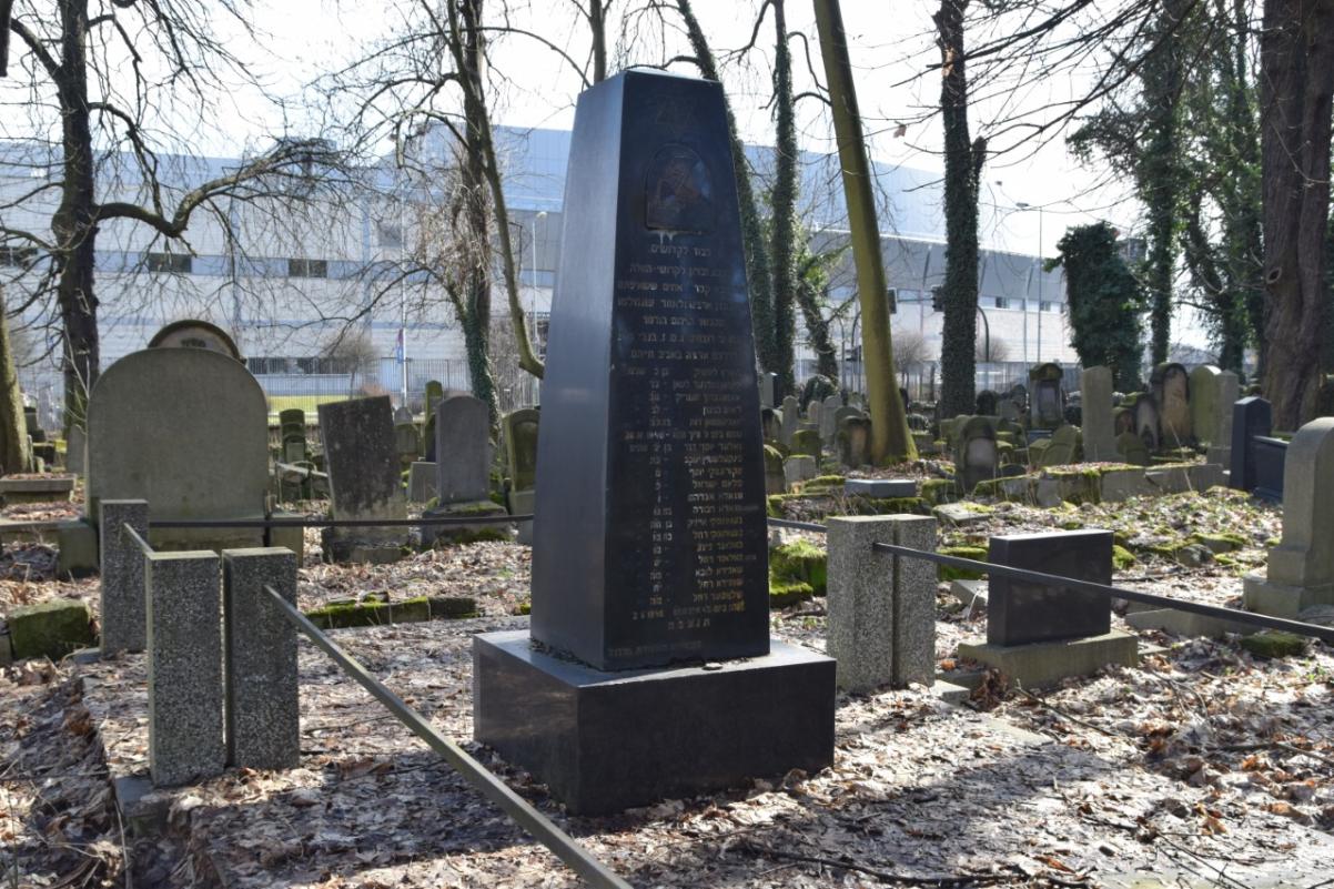 Cmentarz żydowski w Krakowie - kilka grobów, w tym pośrodku jeden dużo wyższy od innych, ofiar zbrodni Kurasie.