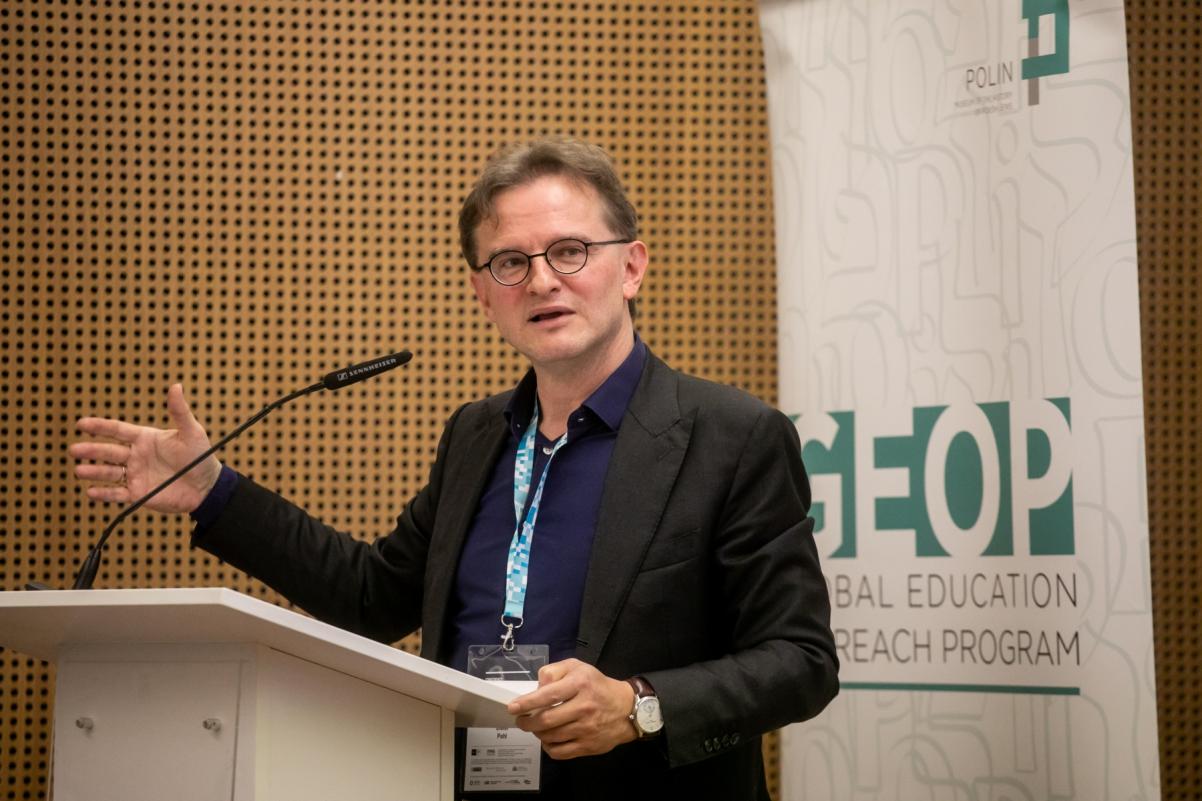 Peter Pohl stoi przy mównicy podczas wykładu w Muzeum POLIN.