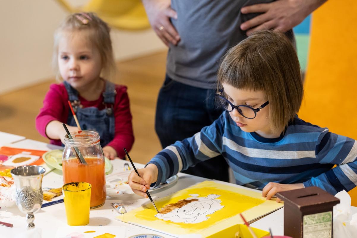 Dwie dziewczynki malują podczas warsztatów w Miejscu edukacji rodzinnej w POLIN.