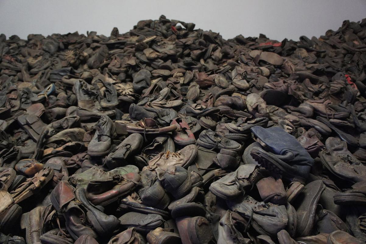 Buty na gromadzie w Muzeum Auschwitz.