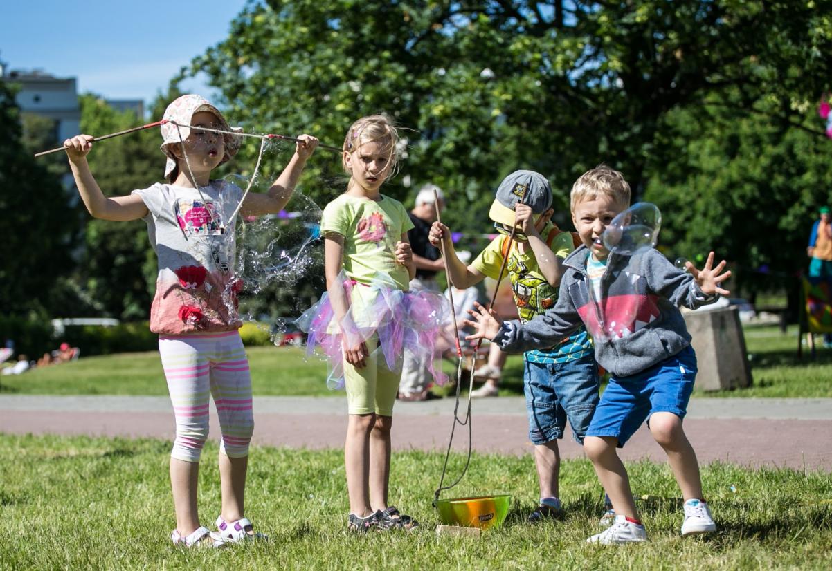 Grupa dzieci robi bańki podczas dnia dziecka w POLIN.