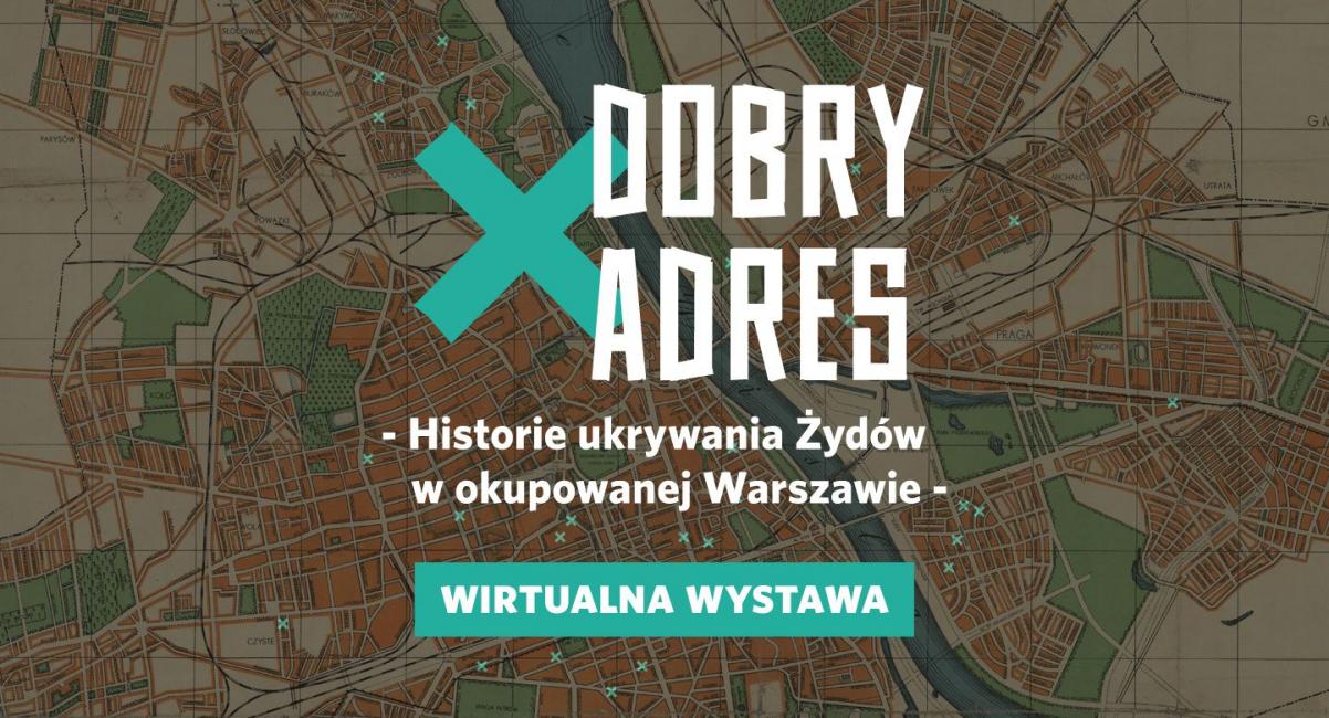 Plakat Muzeum Polin wirtualnej wystawy "Dobry adres". Ciemne tło na nim niebieski krzyżyk zaznaczenie