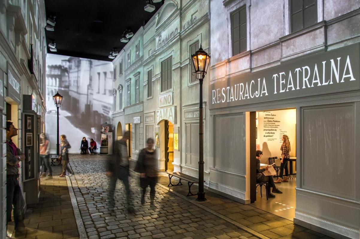 stylizowana miejska ulica na wystawie stałej w Muzeum Polin
