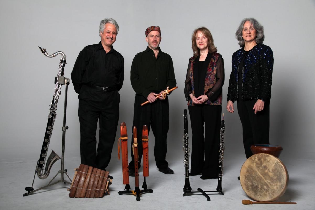 Cztery członkowie zespołu muzycznego z instrumentami.