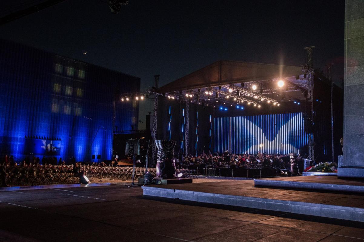 wieczorny koncert symfoniczny przed Muzeum Polin