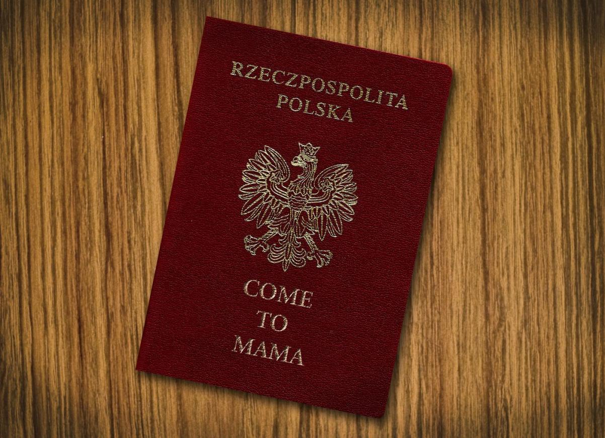 Paszport RP, na dole dokumentu napis come to mama.