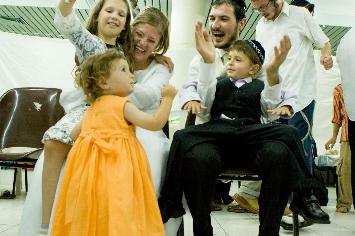 Wesele żydowskie - para młoda świętuje z dziećmi.