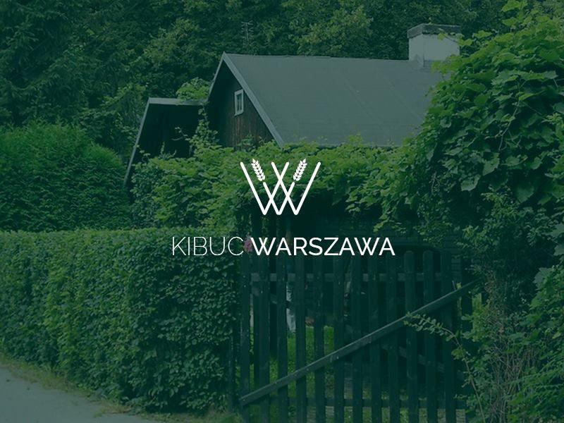 Na tle żywopłotów i dachu jakiegoś domu napis Kibuc Warszawa.