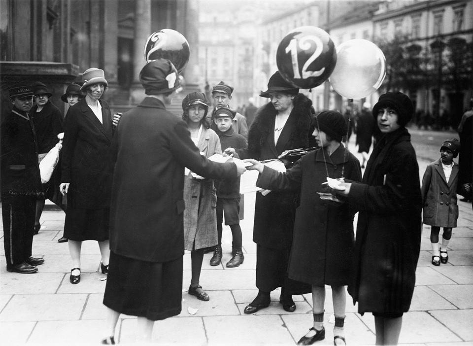 Kobiety agitujące w 1927 roku w dniu wyborów na pl. Trzech Krzyży w Warszawie