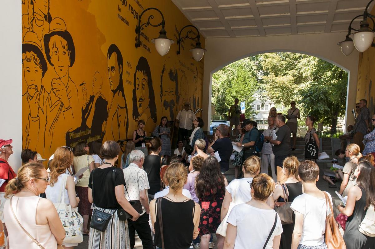 uczestnicy spaceru miejskiego oglądają mural przy ulicy Nowolipki 4. hołd dla Ludwika Zamenhofa twórcy języka esperanto