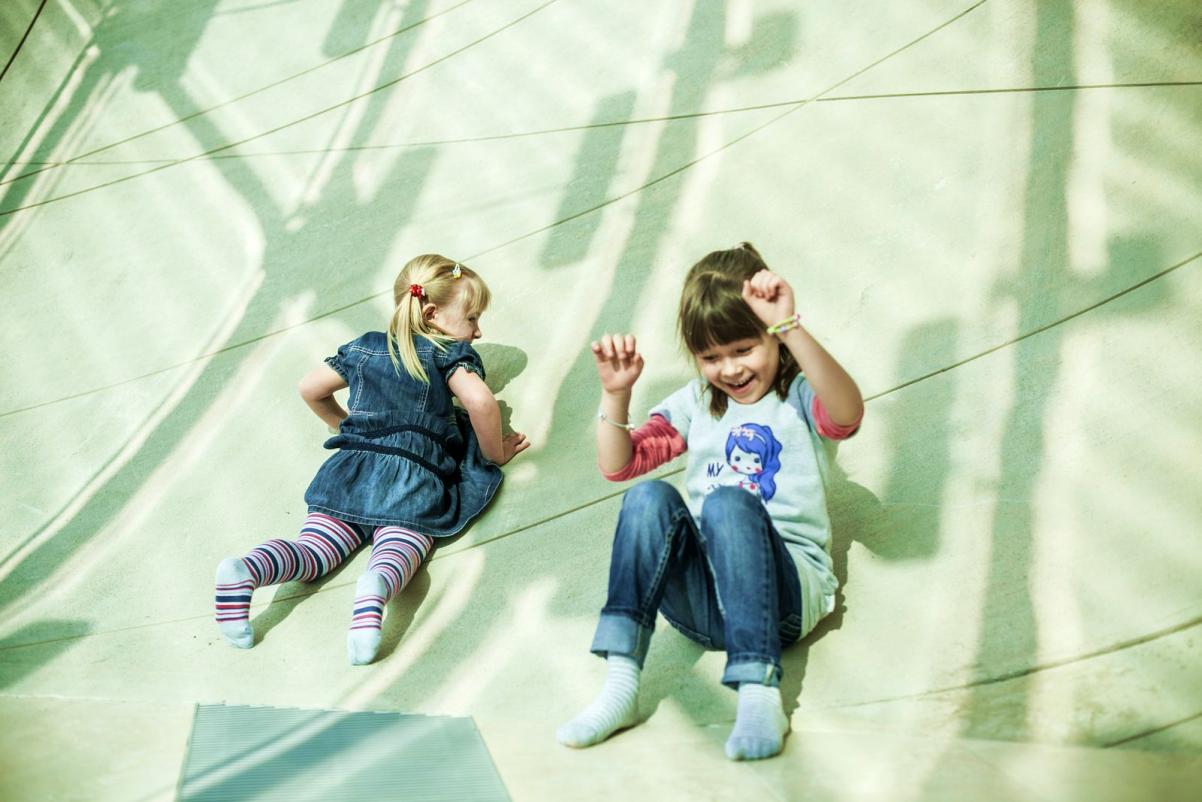 Dwie dziewczynki  bawią się w Muzeum POLIN.