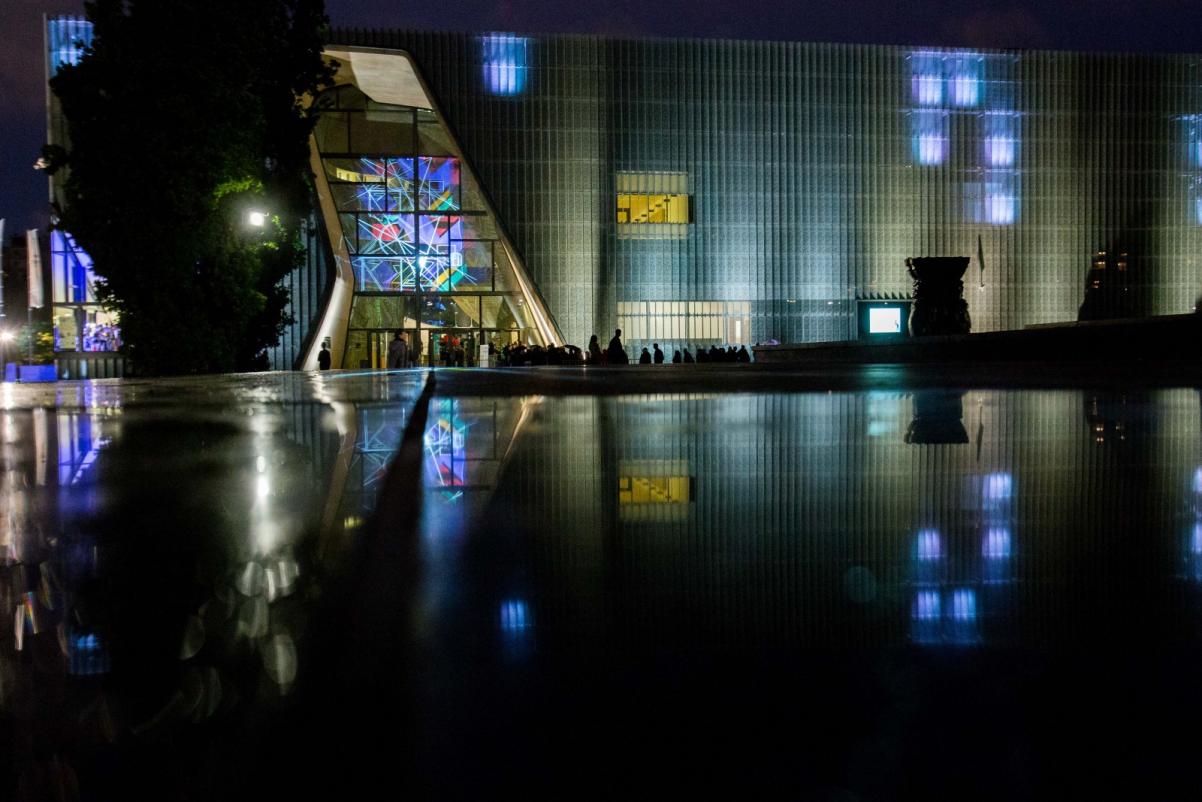 Noc Muzeów 2017. Oświetlony budynek Muzeum POLIN.