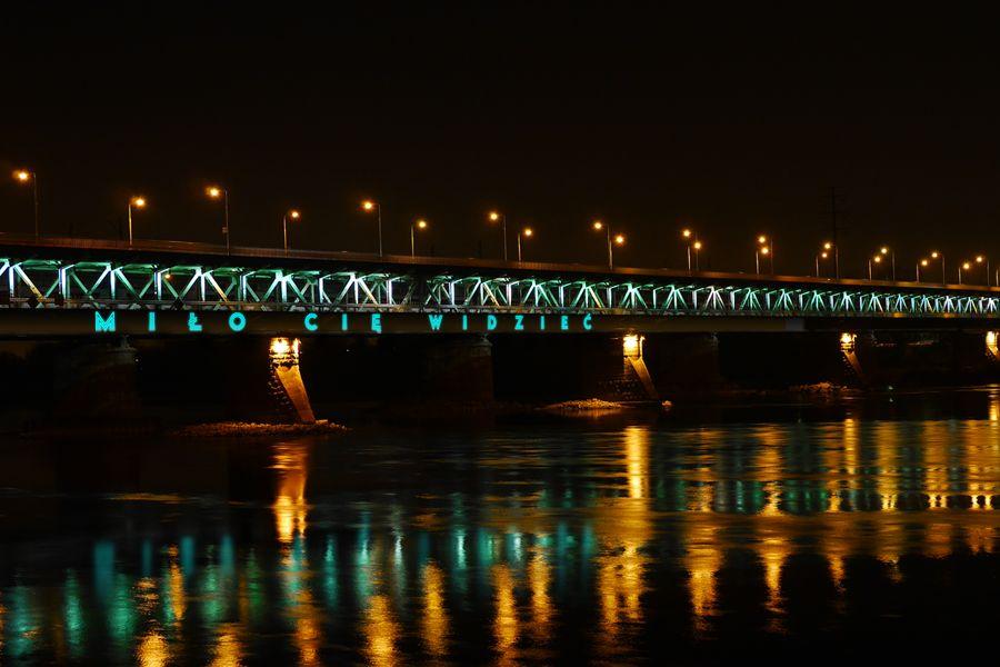 Most Gdański w Warszawie podświetlony na zielono.