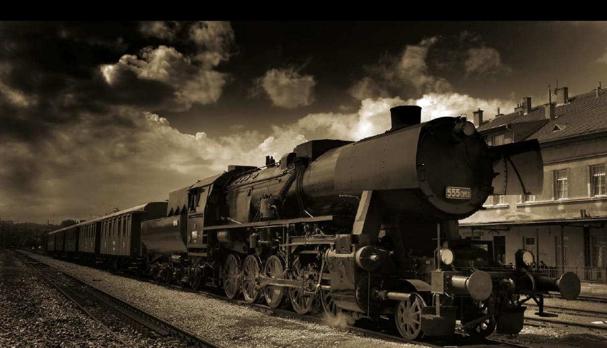 Czarno-białe zdjęcie z lokomotywą.
