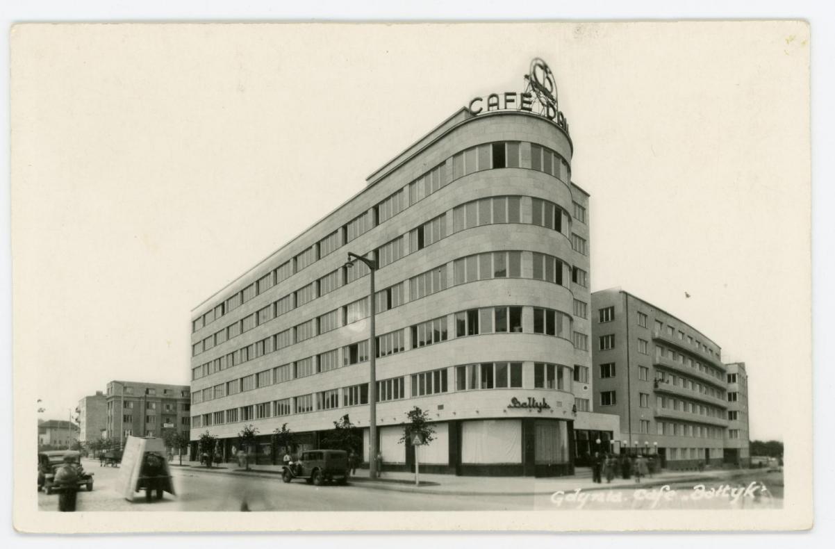 Fotografia czarno-biała przedstawiająca budynek ZUS przy ulicy 10 Lutego 24, w którym mieściła się kawiarnia Cafe Bałtyk