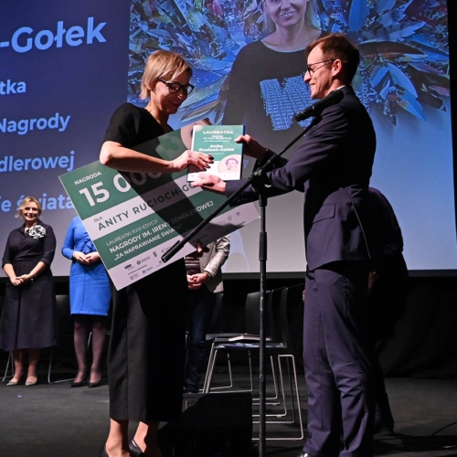 Laureatka poprzedniej edycji odbiera na scenie Nagrodę im. Ireny Sendlerowej.