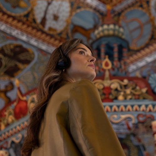 Kobieta ogląda kolorowe sklepienie synagogi z Gwoźdźca na wystawie stałej. A woman looks at the colourful vault of the Gwoździec synagogue in the Core Exhibition.