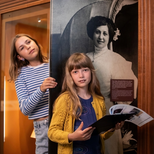 Dwie dziewczynki stoją na wystawie stałej w Muzeum POLIN.