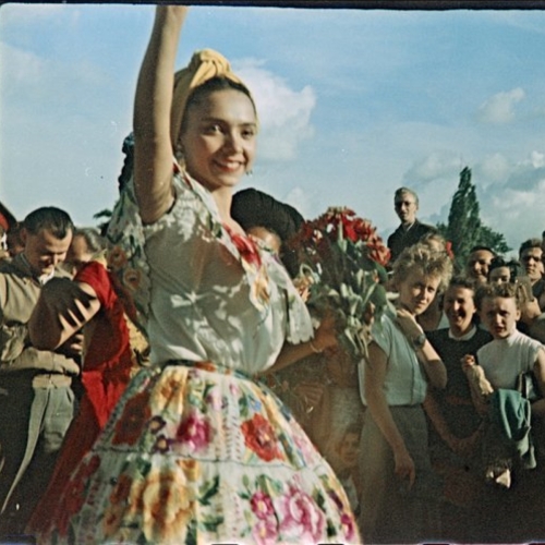 Uczestniczki Festiwalu 1955 podczas pochodu w al. Ujazdowskich w sierpniu 1955 roku.