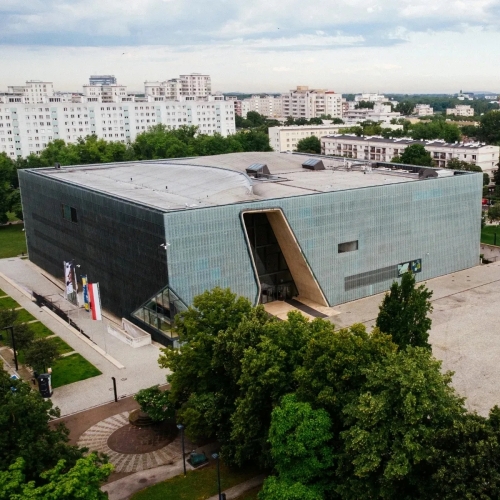 Budynek Muzeum POLIN ukazany z góry.