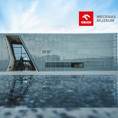 Budynek Muzeum POLIN odbija się w tafli pomnika Bohaterów Getta. Na górze z prawej strony logo ORLEN-u.