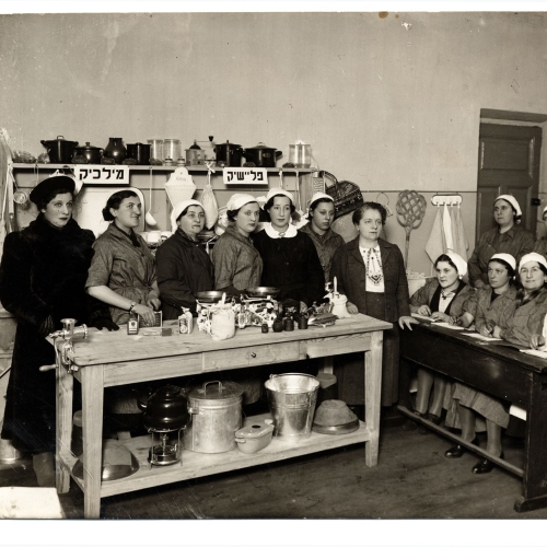 Uczennice i nauczycielki podczas kursu gospodarstwa domowego finansowane przez Women’s Aid Organization w 1938 roku.
