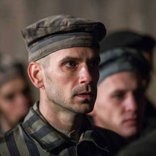 Więźniowie obozu koncentracyjnego - kadr z filmu