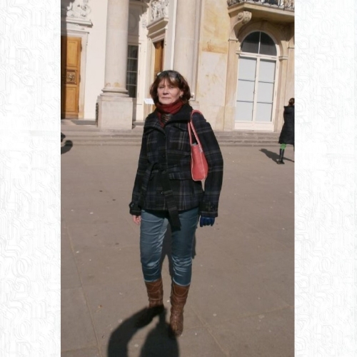 Maria Woithofer stoi przy Łazienkach Królewskich.