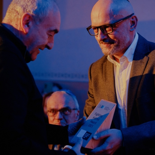Zygmunt Stępiński odbiera nagrodę Fighting Hatred z rąk Tomasza Kuncewicza, dyrektora Muzeum Żydowskiego Oszpicin.