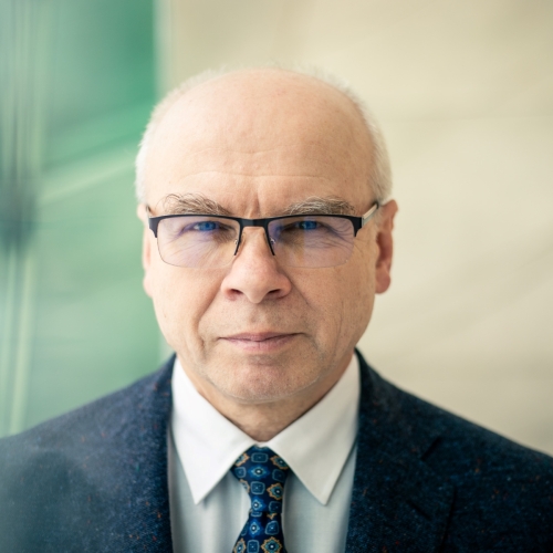 Dariusz Stola w holu głównym Muzeum POLIN - zdjęcie portretowe.