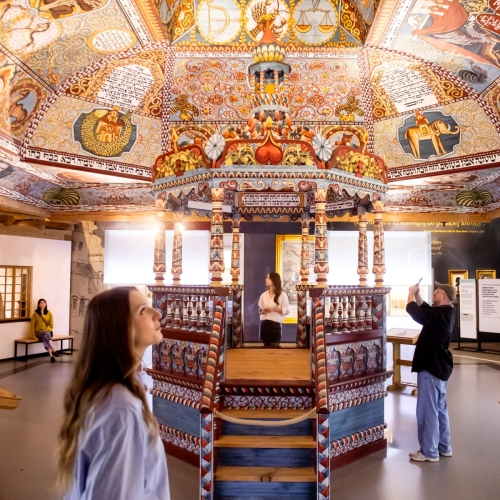 Kilkoro zwiedzających stoi obok rekonstrukcji synagogi z Gwoźdźca prezentowanej na wystawie stałej.