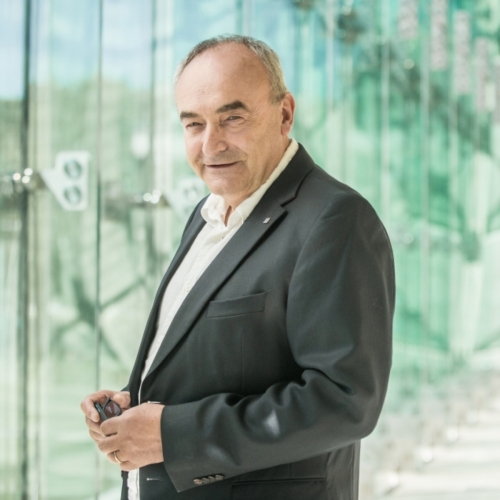 Zygmunt Stępiński w holu głównym Muzeum POLIN.