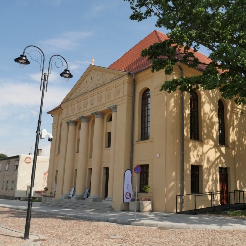 Budynek XIX-wiecznej, odrestaurowanej synagogi w Kępnie.