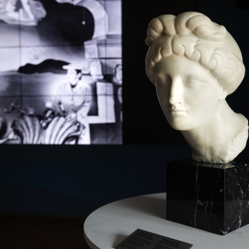 Rzeźba - głowa kobiety - z wystawy Helena Rubinstein. Piękno jest twoim przenaczeniem