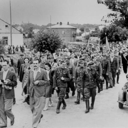 Żałobnicy odprowadzają ofiary pogromu w Kielcach na miejsce pochówku. Zdjęcie z 1946 roku.