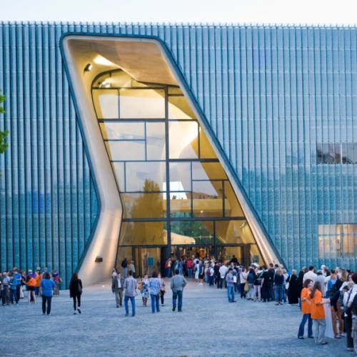 Budynek Muzeum POLIN - widok na wejście do Muzeum